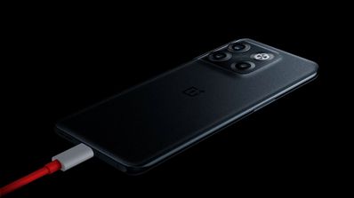 oneplus 10t negro cargando bateria