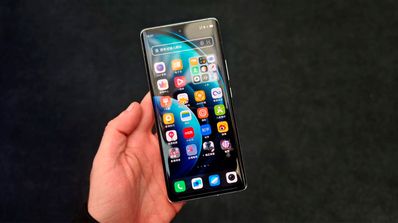 pantalla vivo x100 pro en mano