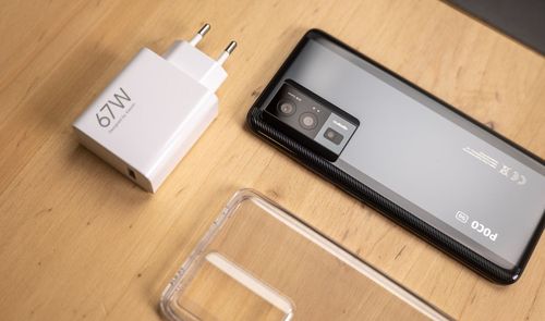 poco f5 pro móvil con cargador