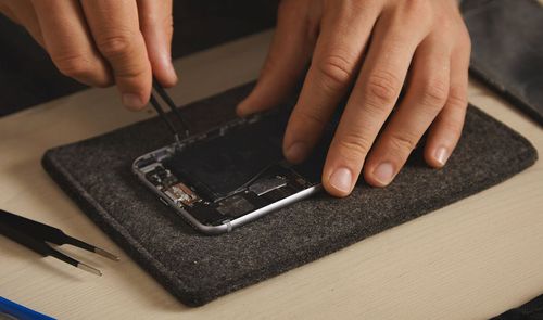 reparar móvil con herramientas