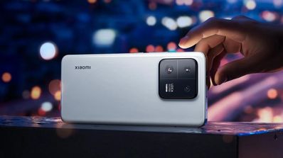 Xiaomi 13 pro apoyado con mano de noche