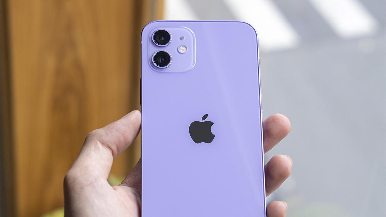 iPhone 12 en color lila