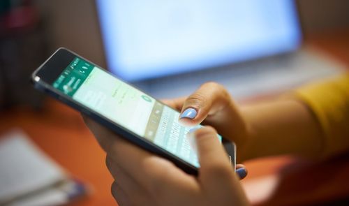 mujer mirando whatsapp