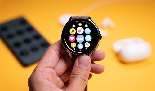 Xiaomi Watch 2 Pro en mano