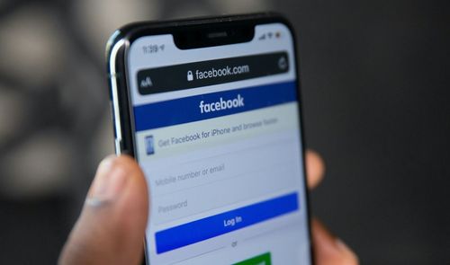 cuenta Facebook en mano