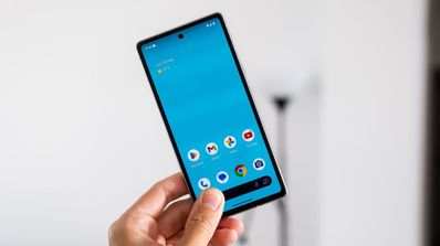 Google pixel 7a en la mano
