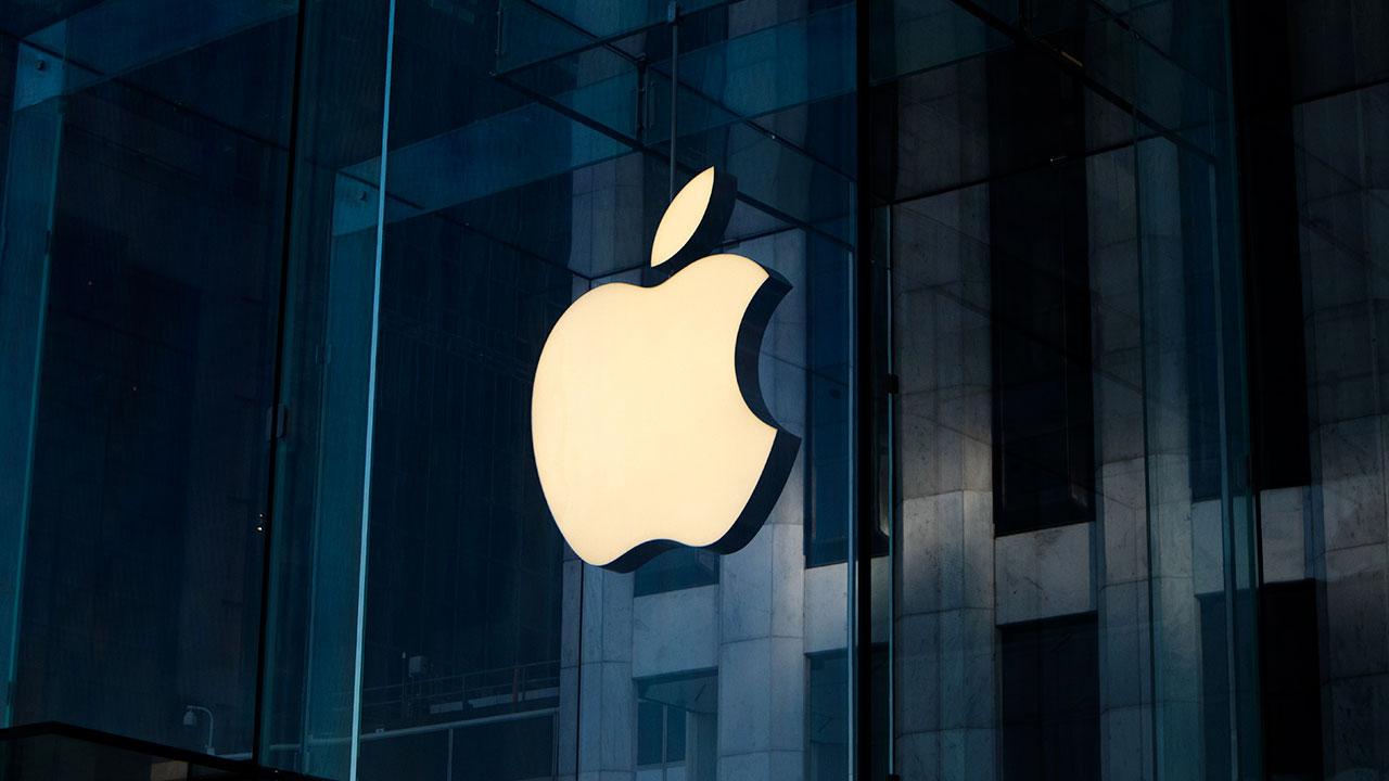 logotipo apple en edificio