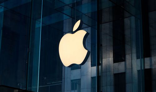 logotipo apple en edificio