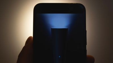 móvil iluminado con linterna