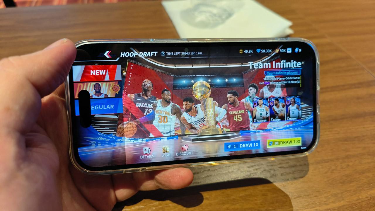 pantalla de fichajes de jugadores de la NBA en el juego en iPhone