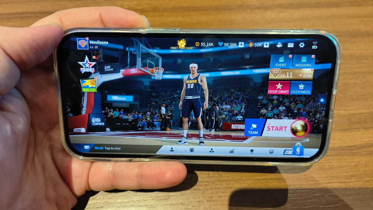 Menú principal de NBA Infinite en un iPhone