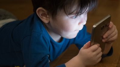 niño con movil