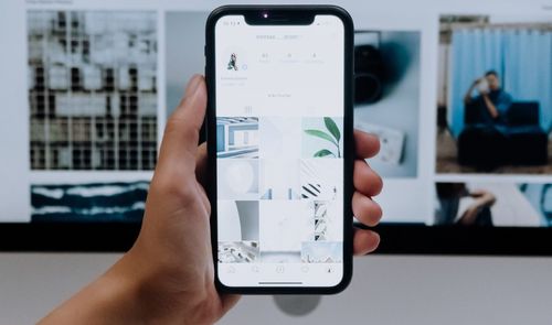 perfil de Instagram en mano