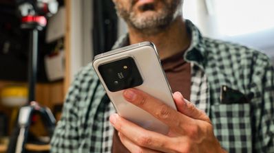 MovilZona probando móvil Xiaomi 14 en mano