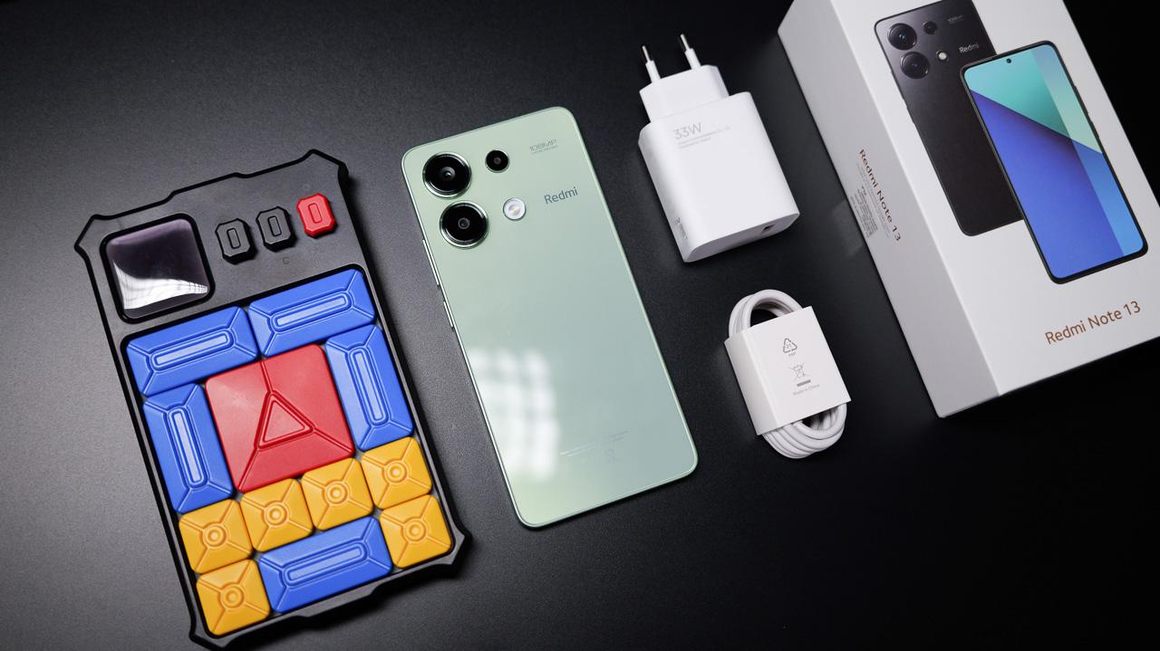 Xiaomi Redmi Note 13 telefono y cargador android