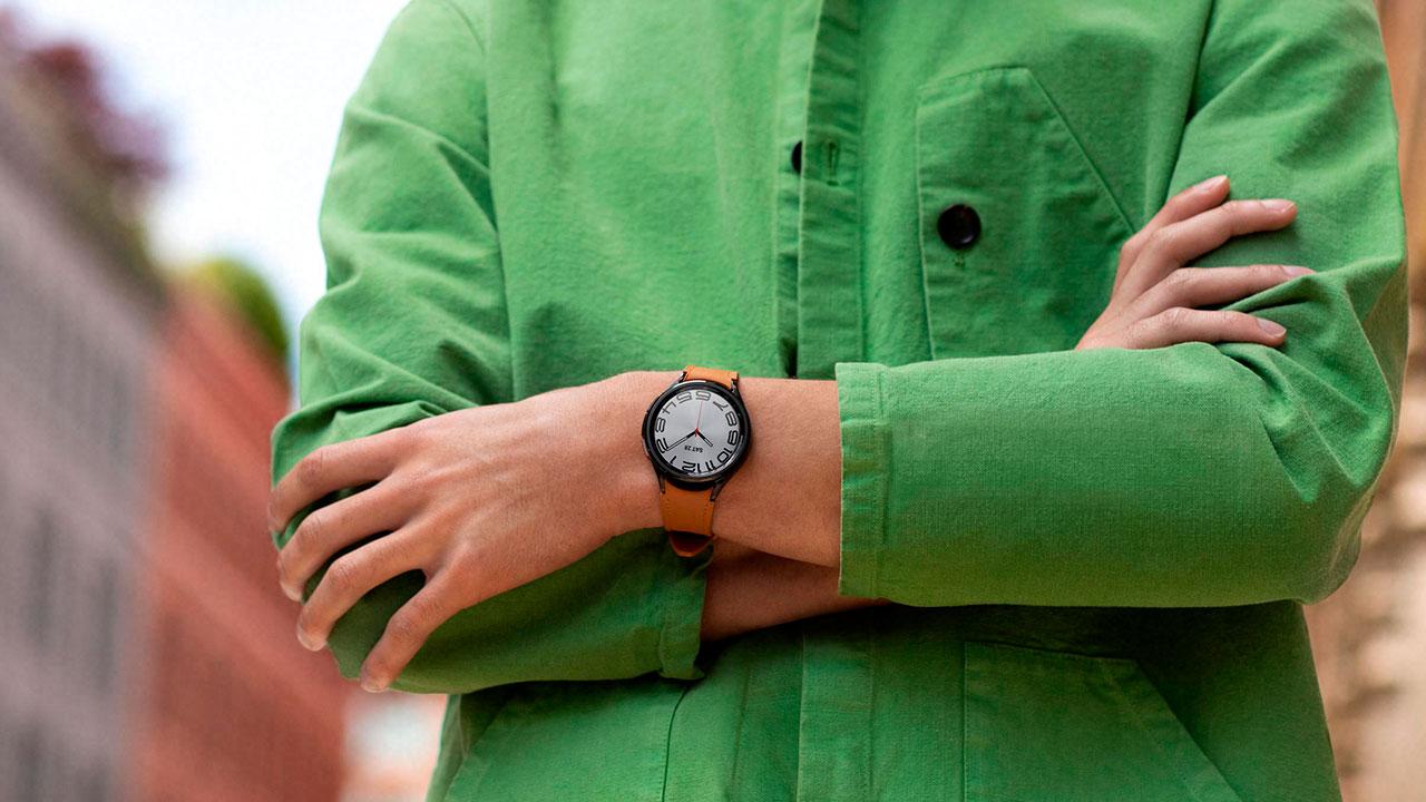 reloj inteligente smartwatch samsung en muñeca hombre