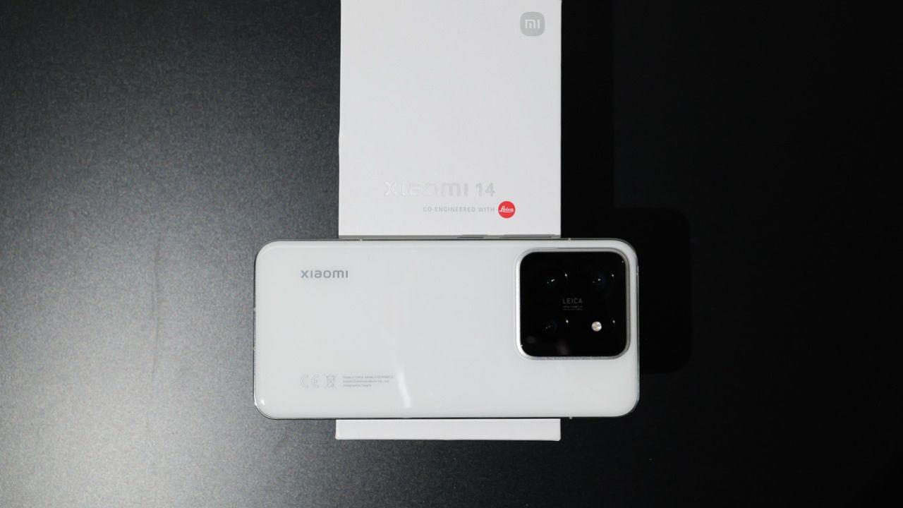 Xiaomi 14 con caja