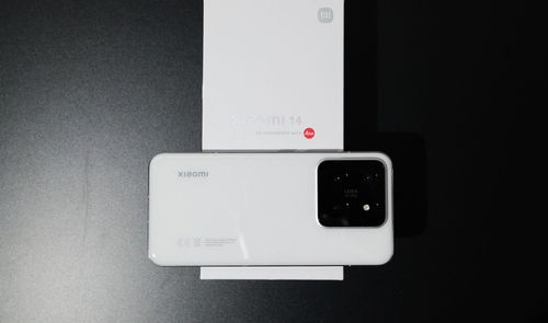 Xiaomi 14 con caja