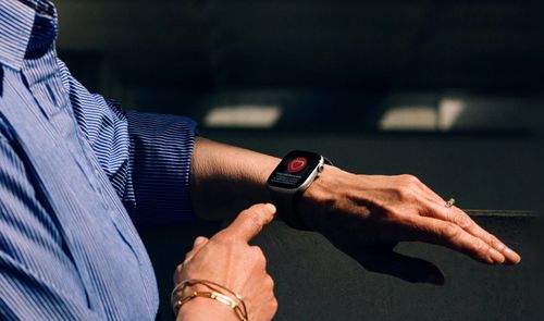 Apple Watch Series 11 controlando el pulso