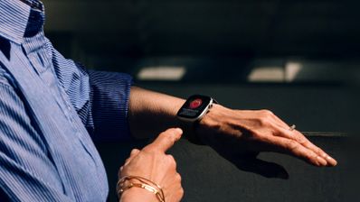 Apple Watch Series 11 controlando el pulso