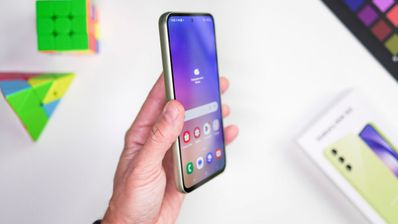 Galaxy A54 en mano