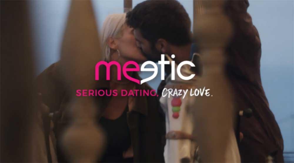 Meetic pareja besándose