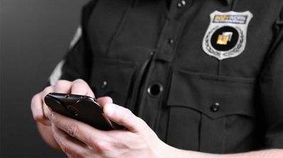 policia con movil