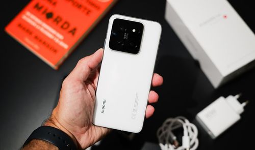 Xiaomi 14 en la mano