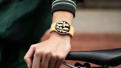 Reloj Samsung amarillo en muñeca