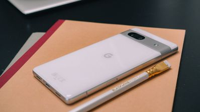Google pixel 7a con lápiz