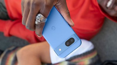 Google pixel 8a al revés en mano