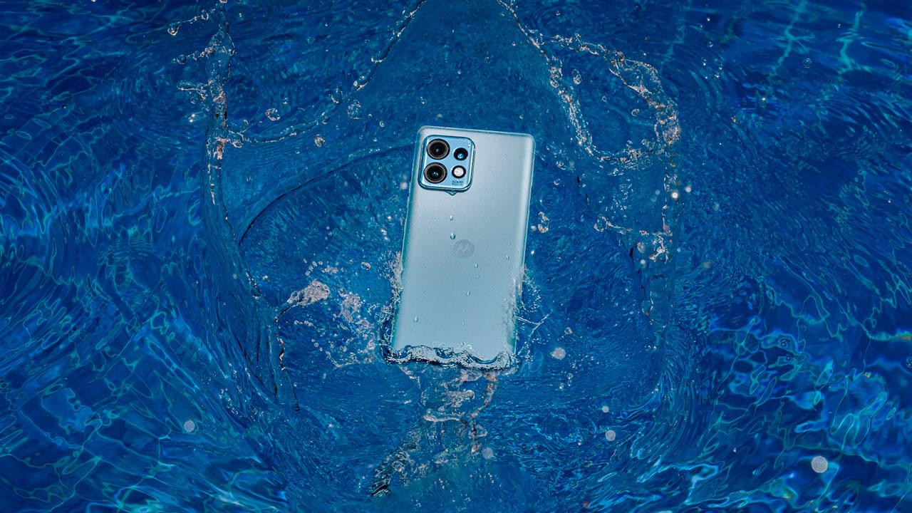 movil Motorola Edge 40 Pro en agua