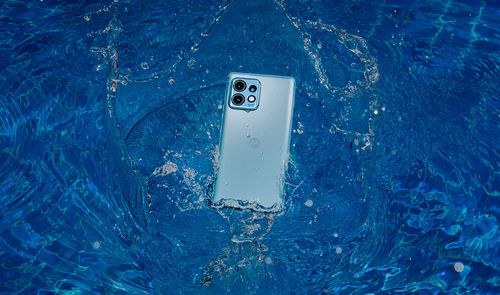 movil Motorola Edge 40 Pro en agua