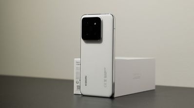 Xiaomi 14 apoyado