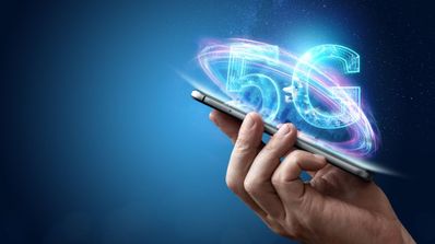 Destacada conexión 5G con móvil en mano