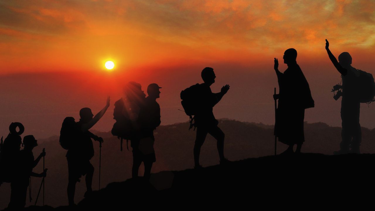 Senderismo en la montaña al atardecer