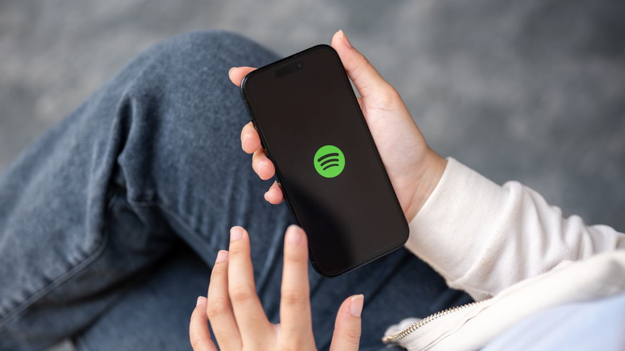 Móvil con Spotify