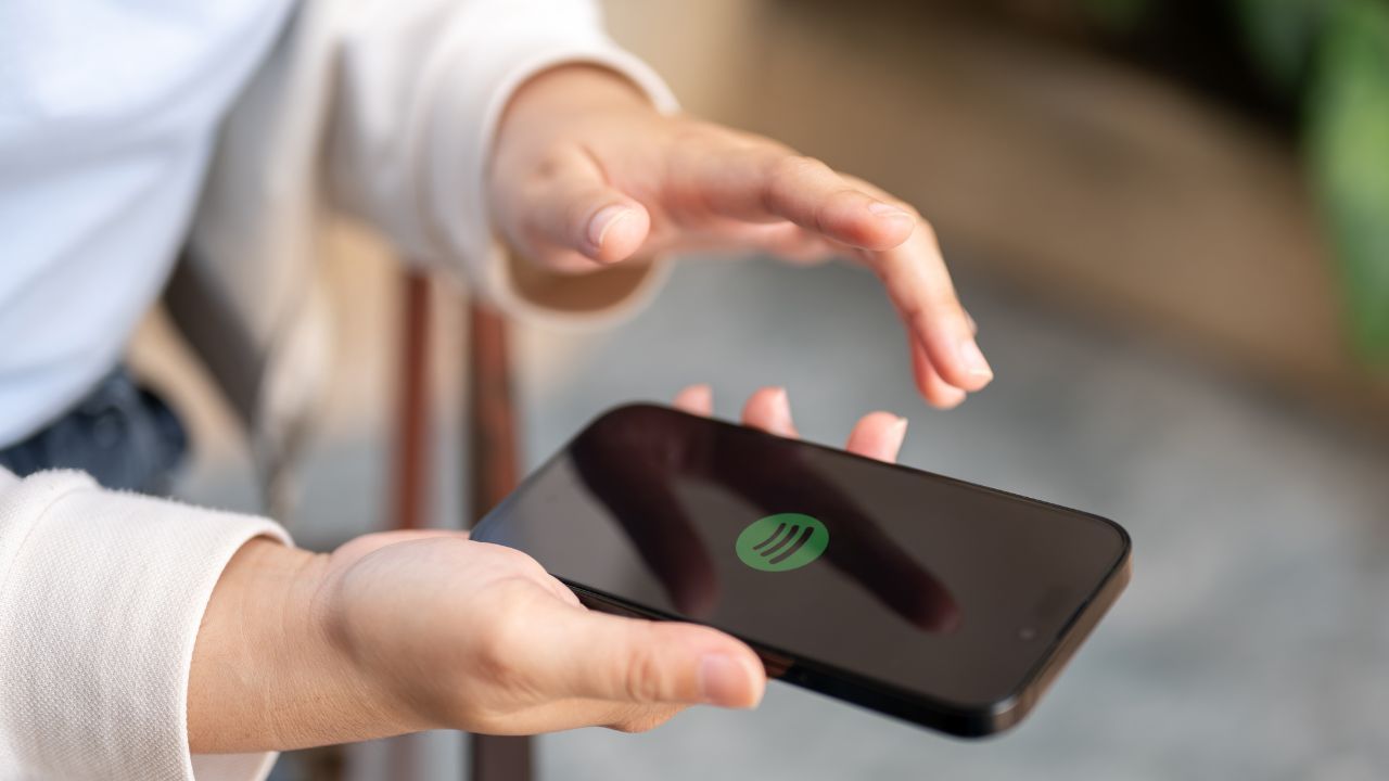 Móvil con Spotify