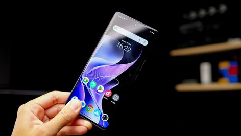 Vivo V40 5G pantalla en mano
