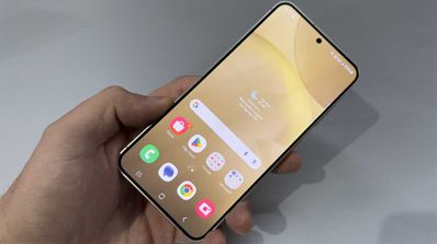 Samsung Galaxy S24 en la mano