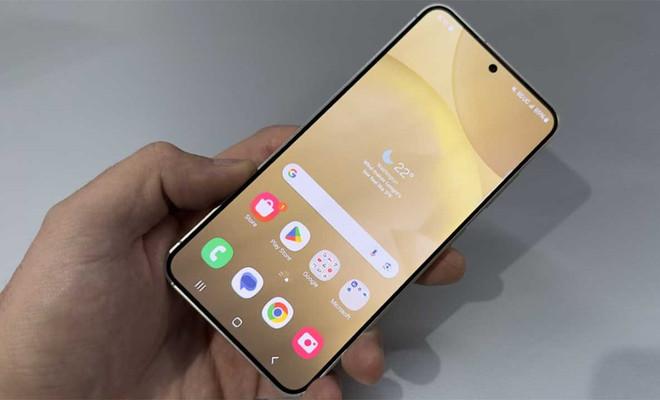 Samsung Galaxy S24 en la mano