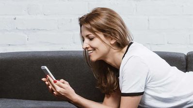 mujer feliz con movil