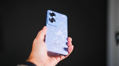 oppo reno 11f en la mano