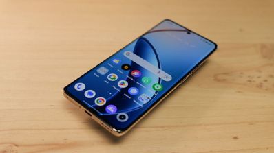 realme 12 pro 5g en la mesa