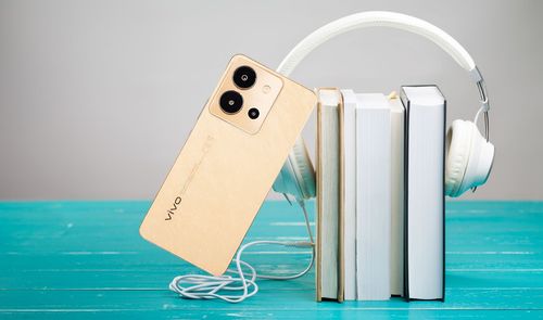 Destacada Audiolibro con libros y auriculares