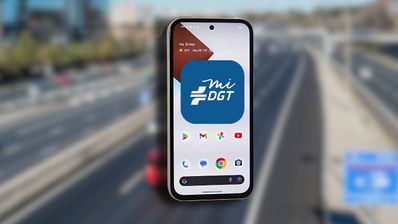 Destacada MiDGT Móvil por encima de carretera
