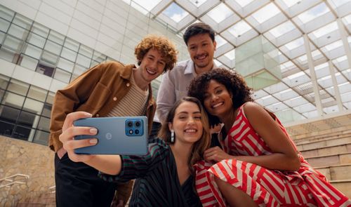 Motorola foto jóvenes selfie