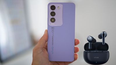 Destacada Vivo V40 con auriculares
