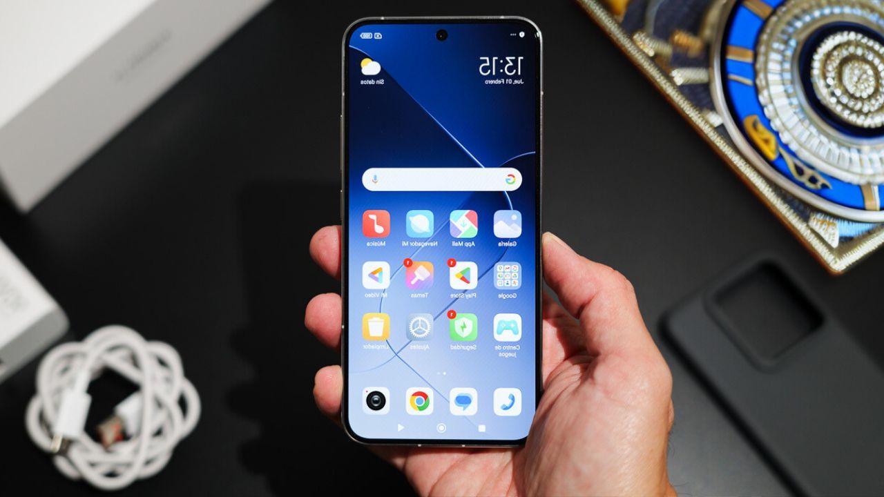 Destacada Xiaomi 14 movil en mano