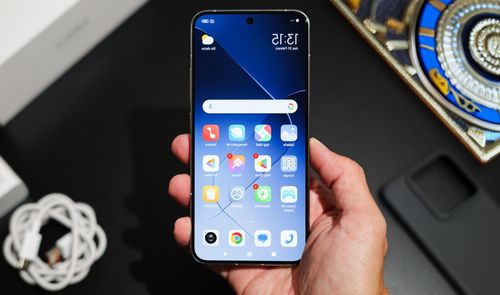 Destacada Xiaomi 14 movil en mano
